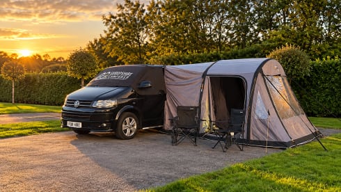     Luxe VW-camper met bed over de volledige breedte.