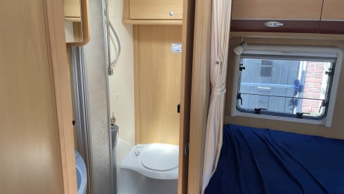 3p. Compact, complete and comfortable Sunroof Dethleffs semi-integrated.