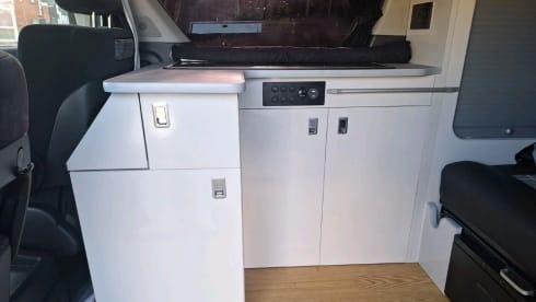 VEL – Toyota campervan met 2 slaapplaatsen uit 2009
