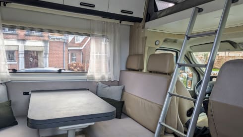 Sun Living  – 6p recent family camper from 2021 - Sun Living alcove