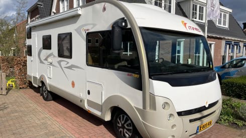 Spacious 6-person family camper