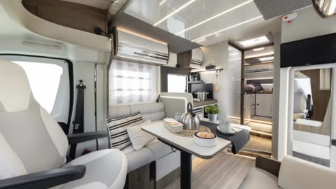 Blair – 2026 New Luxury Roller Team 4 berth off-grid Motorhome