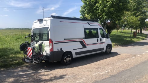 4-person Peugeot bus from 2017, sleeping 2 people