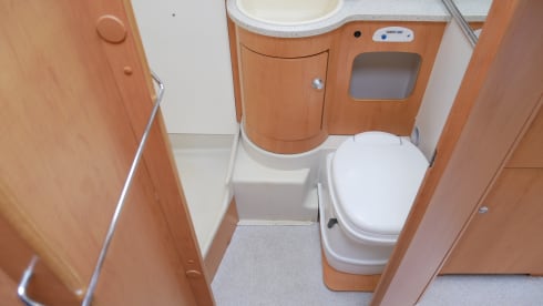 Hymer Alcove Sleeps 5, Seats 5!!