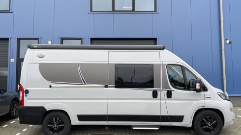 Tourer 5.9 – Carado CV 601 - fixed bed with a length of 5.99 METER!