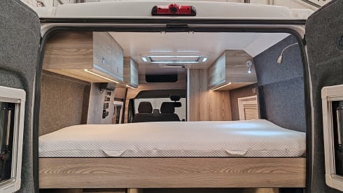 Zoe – Luxury 5 Birth Camper