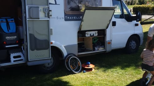 nooitverwacht – beautiful 6.05m with solar panel oven 2.8 jtd and scooter carrier