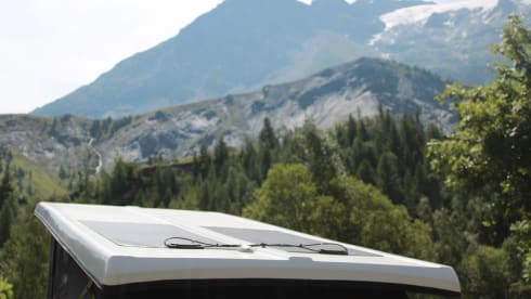 4-person Volkswagen with pop-up roof and long wheelbase for extra space