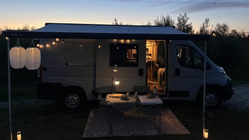 Vini  – Prachtige jonge luxe 4-persoons buscamper met airco