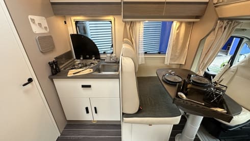 XGO King 3 – Brand new, luxurious 4-person Alcove camper