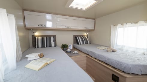 T595 – New SUNDRIVER semi-integrated motorhome (max. 5 people)