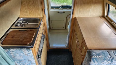 TOM – 5 berth VW T25 Autosleeper Topaz w/ KITCHEN, BATHROOM