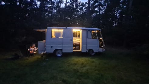 Jeetje – French Peugeot J7 oldtimer campervan 1974