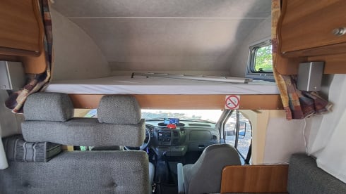3-person Ford Rimor 2002 AIRCO