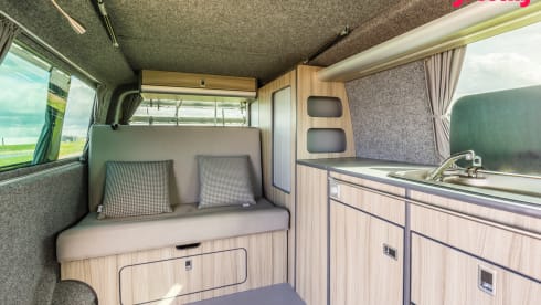 Sunny – 2p Volkswagen bus from 2015