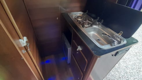 Mo – Fully loaded off-grid sports / touring home