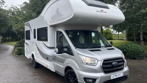 Bee – Fabulous six berth, five seat belt spacious motorhome 