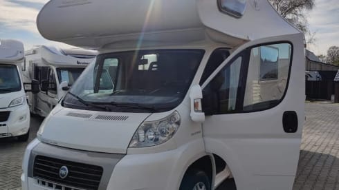 Zin in een tripje met een hele leuke familie camper? Lees snel verder ----> – Neat Mobilvetta alcove from 2007