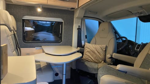 ADVENTURE – Dethleffs Globetrail 640 | 3 person bus camper