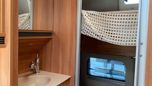 Vario Smurf – 4 fixed beds hotel on wheels