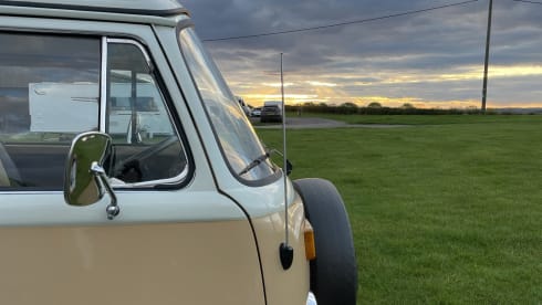Ned – Gemoderniseerde, stuurbekrachtige, 4-persoons VW T2 met alle extra's