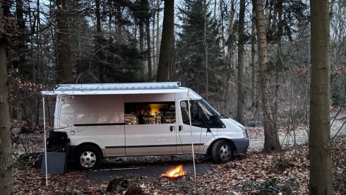 Henry – Trendy, 2-3 person off grid camper bus, suitable for all seasons!