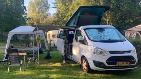 4p Ford campervan uit 2017