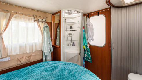 McJaCe – richly equipped 2 person camper with separate shower and toilet