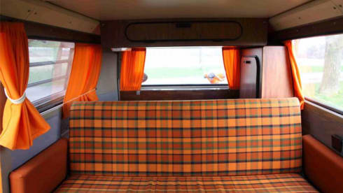 Dora – Ga op vakantie met onze oranje Volkswagen camper busje Dora