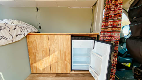 Accogliente camper per autobus fai-da-te (surf).