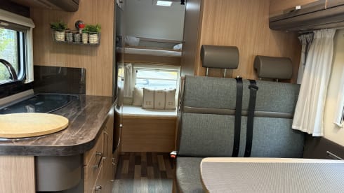 Knaus sky traweller familie – 6-person Knaus Alcove from 2017, a comfortable, excellent camper.