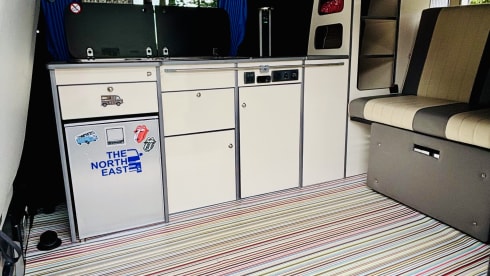 JAXX ~ THE LWB, BIGGER, BETTER CAMPERVAN – VW T5 Langversion ~ Retro-Interieur ~ 4 Schlafplätze ~ Heizung ~ Top-Ausstattung 