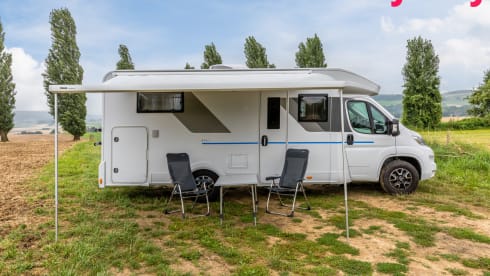 Mergelland – New (2024!) Luxury Sun Living camper 4 pers. + electric folding bike