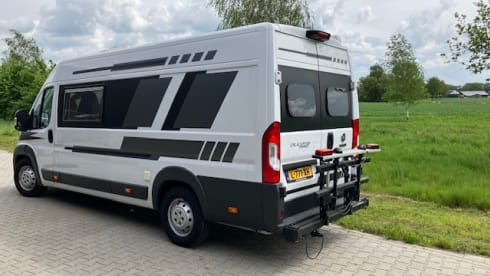 Heunie 1 – Beautiful camper van from 2017 with 2 lengthways beds