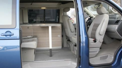 Blue California – 4p Volkswagen campervan from 2011