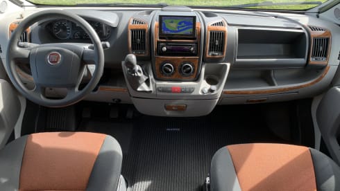 Gemütlicher Camper mit Klimaanlage im Wohnbereich