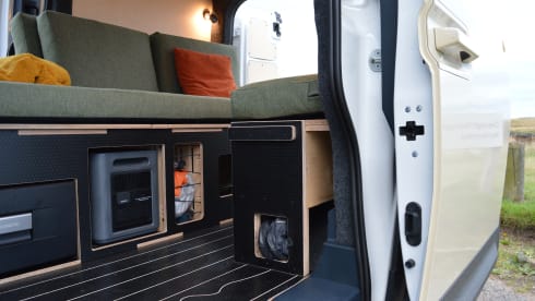 Juniper – Op maat gemaakte Kia PV5 elektrische ecocamper in Edinburgh | Ohm Campers
