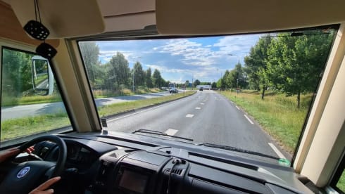 Birdy – Geweldige camper met 4 vaste bedden voor familie of events - XL garage