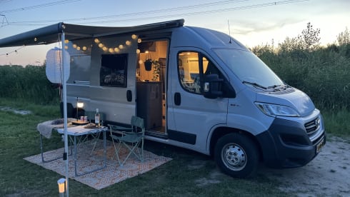 Vini  – Prachtige jonge luxe 4-persoons buscamper met airco
