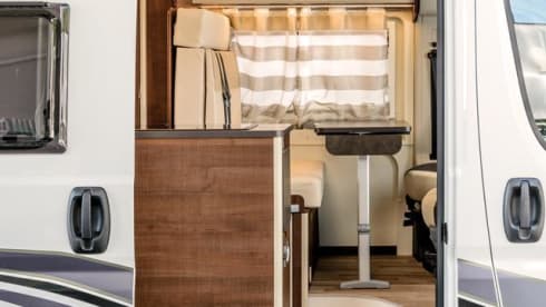 I-type – New bus camper with 4 permanent sleeping places