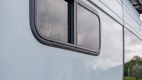 Keesie – Volkswagen Crafter Off-Grid Bus Camper with Roof Terrace