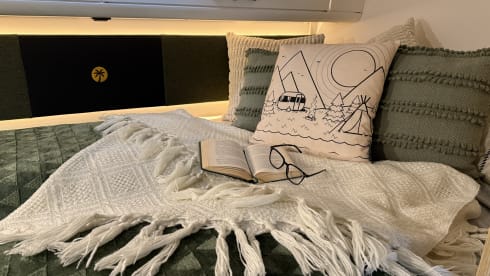 Tom & Mel – 🏝️ - OUT TIME - 🏞️