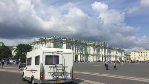 Adria Sport 573 DF confortable pour 3 à 4 personnes.