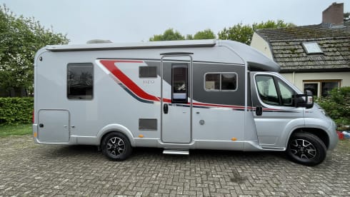Burstner Lxeo 736 4-person