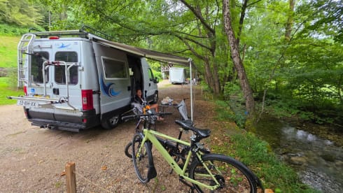 Johnnie – 2p Peugeot bus uit 2002