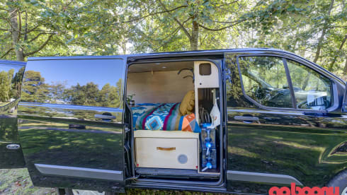 Ford Campervan met groot bed & uitschuifbare keuken 
