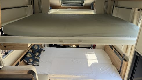 Amelie – Camper Pilote da 7 metri con 2 posti letto e spaziosa zona giorno.