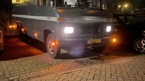 2p Mercedes-Benz bus uit 1974