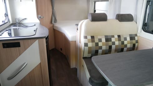 Sunlight T58, Compact 6-meter Semi-Integrated with French bed!