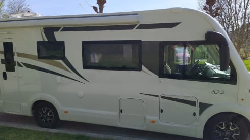 Découvrez notre camping-car McLouis luxueux et pratique - idéal pour les familles !